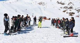 Hakkari'de bu yıl 5 bin 700 öğrenciye kayak eğitimi verildi