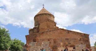 Çaldıranlı çocuklar ilk defa gördükleri Akdamar Adası'na hayran kaldı