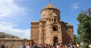 Akdamar Adası'nda ilk defa tiyatro oyunu sahnelendi