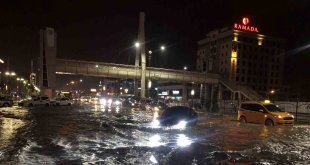 Elazığ'da sağanak yağışta yolda kalan araçları itfaiye kurtardı