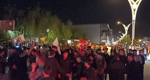 Erciş'te vatandaşlar Cumhurbaşkanı Erdoğan'ın seçim zaferini coşkuyla kutladı