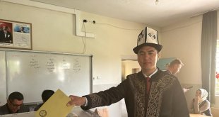 Erciş'te yaşayan Kırgız Türkleri seçimde yöresel kıyafetleriyle sandık başına gitti