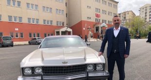 Merhum Alparslan Türkeş'in otomobiliyle oy kullanmaya geldi