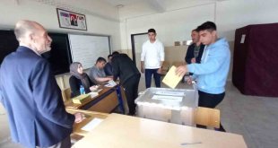 Tatvan'da oy kullanma işlemi başladı