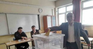 Malazgirt'te seçmenler oylarını kullanmaya başladı