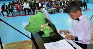 Kars'ta minik piyanistler hünerlerini sergiledi