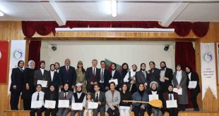 Kız öğrenciler sahnede ünlü şairleri canlandırdı