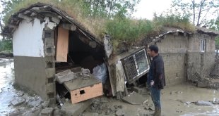 Muş'ta yaşanan sel felaketinde araç ve evler hasar gördü