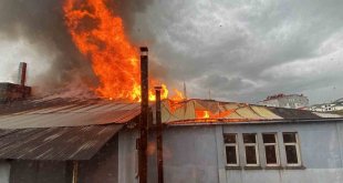 Karlıova'da pasaj yangını, dumanlar gökyüzünü kapladı
