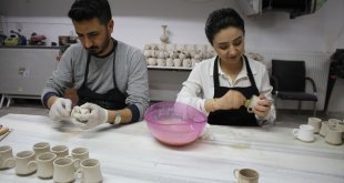 Van'da kadınlar belediye kurslarında seramik ve çini sanatını öğreniyor