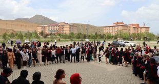 Aileleriyle halay çekerek mezuniyeti kutladılar