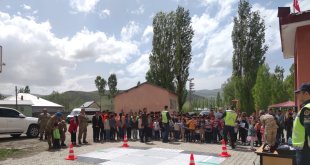 Jandarma Ağrı'da minik öğrencilere trafik eğitimi veriyor