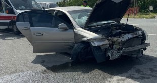 Malatya'da bariyerlere çarpan otomobildeki 3 kişi yaralandı
