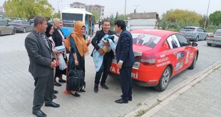 Cumhurbaşkanı Erdoğan'a destek için Türkiye turuna çıkan Özavcı, Van'a ulaştı