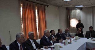 Kars'ta AK Parti milletvekilleri muhtarlarla buluştu