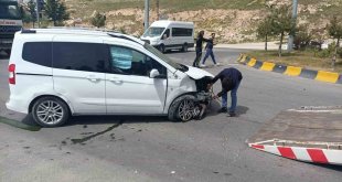 Otomobille ticari araç çarpıştı: 3 yaralı