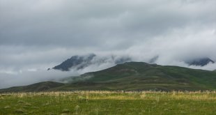 Van'da doğaseverler 2 bin 500 rakımlı Keşiş Gölü'nün çevresini gezdi