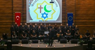 Antakya Medeniyetler Korosu 'Dayanışma Konserleri'nin 7'ncisini Van'da verdi