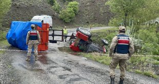 Erzincan'da devrilen traktörün altında kalan sürücü öldü
