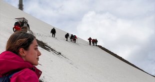 Dağcılar 19 Mayıs'ı Palandöken'in 3 bin 200 rakımlı zirvesinde kutladı