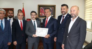 CHP Erzincan Milletvekili Mustafa Sarıgül mazbatasını aldı