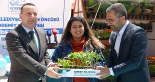 Edremit'te çiftçilere 250 bin sebze fidesi dağıtıldı