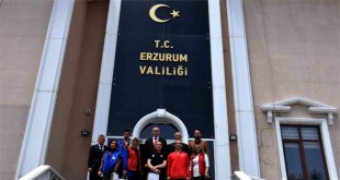 Gençlerden Vali Memiş'e çiçek