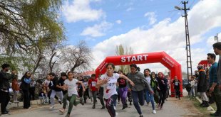 Başkale'de 'Okullar Arası Kros Yarışması' yapıldı