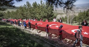 Erzurum'da gençler 11 kilometrelik bayrak yürüyüşü gerçekleştirdi