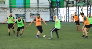 Ağrı Milli Eğitim Müdürü Kökrek, öğretmenler arası futbol turnuvasında sporculara tatlı ikram etti