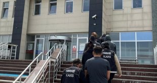 Kars'ta uyuşturucu bulunan otomobildeki 4 zanlı tutuklandı