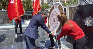 Depremin etkilediği Malatya'da Gençlik Haftası dolayısıyla tören düzenlendi