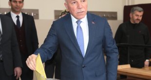 Erzurum, Kars, Erzincan ve Ardahan'da vali ile belediye başkanları oyunu kullandı