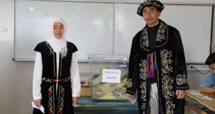 Van'daki Kırgız Türkleri yöresel kıyafetleriyle oylarını kullandı