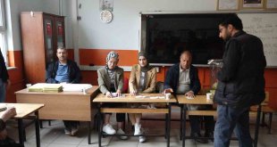 Erciş'te oy verme işlemi başladı