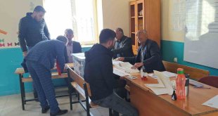 Adilcevaz'da oy verme işlemi başladı