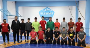 İl Müdürü Din, Eleşkirt'te Sporcularla Antrenman Yaptı