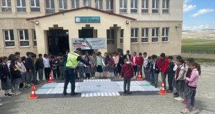 Ağrı'da öğrenciler trafik kurallarını uygulamalı öğrendi