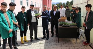 Erzincan'da öğrencilerin uygulama derslerinde ürettiği fideler satışa sunuldu