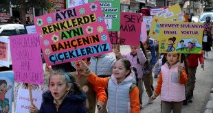 Sarıkamış'ta ilkokul öğrencileri engelliler için farkındalık yürüyüşü yaptı