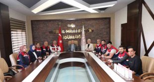 Milli Eğitim Bakanı Mahmut Özer Ağrı MEB AKUB ekibini plaketle ödüllendirdi