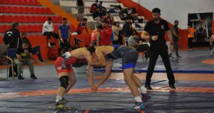 Kars'ta güreşçiler finaller için mindere çıktı