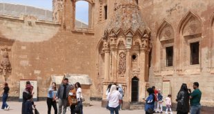 Ağrı'da misafir edilen depremzedeler İshak Paşa Sarayı'nı gezdi