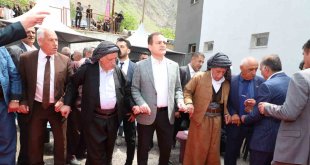 Vali Akbıyık, aşiret liderleriyle halay çekti