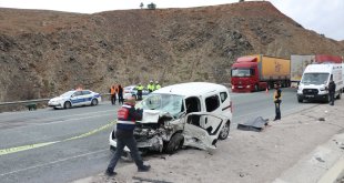 Erzincan'da iki araç çarpıştı, 1 kişi öldü 3 kişi yaralandı