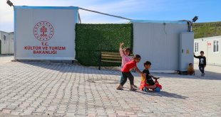 Kültür ve Turizm Bakanlığınca Malatya'da kurulan konteyner kente aileler yerleştiriliyor