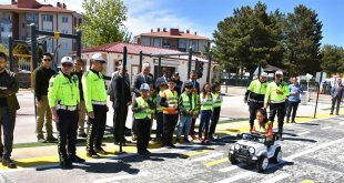 Gözleriniz yolda, gönlünüz darda kalmasın