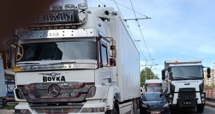 Malatya'da ilginç kaza: Seyir halindeki iki aracın arasına sıkışan otomobil trafiği felç etti