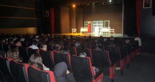 Erzurum'da lise öğrencileri Antov Çehov'un 'Vanya Dayı' oyununu tiyatroda sahneledi
