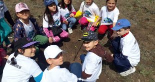 Kars'ta öğrencilerden anlamlı fidan dikimi